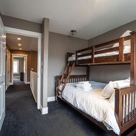 Aspen Lodge By Revelstoke Vacations Exterior photo